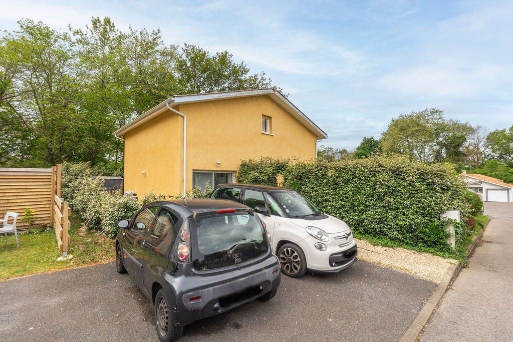 Façade de la maison et parking gratuit devant le studio