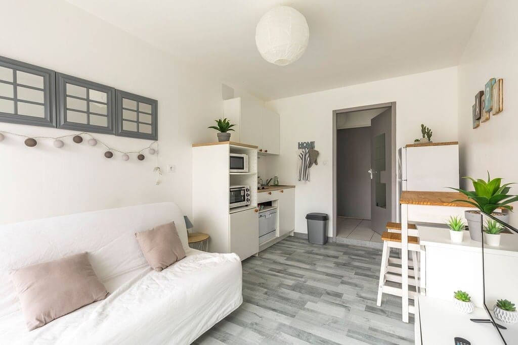 Canapé-lit et kitchenette équipée avec micro-ondes, four et plaque de cuisson